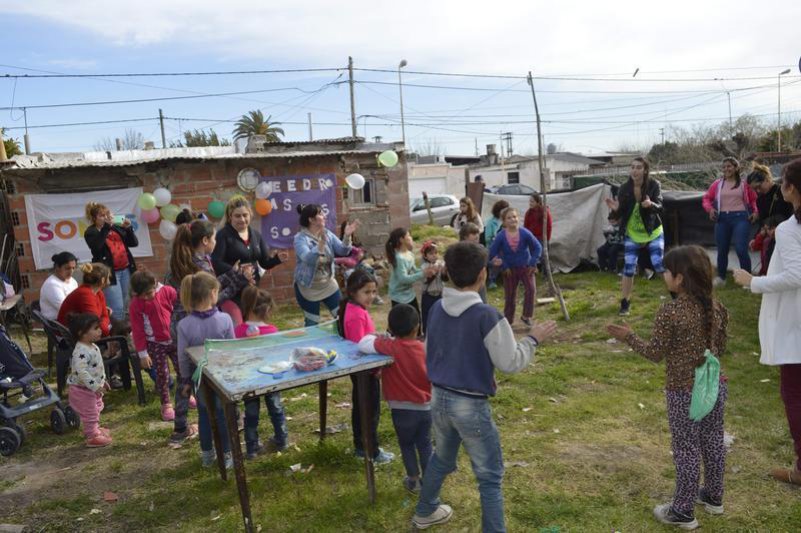 La AECA entregó juguetes en  el Merendero Los Dos Soles