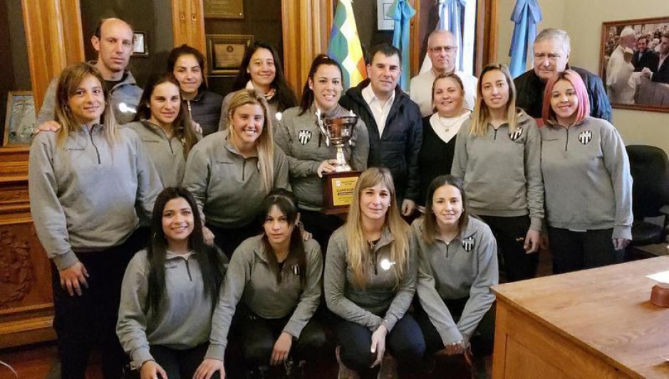 Reconocimiento a las primeras  campeonas oficiales de Azul