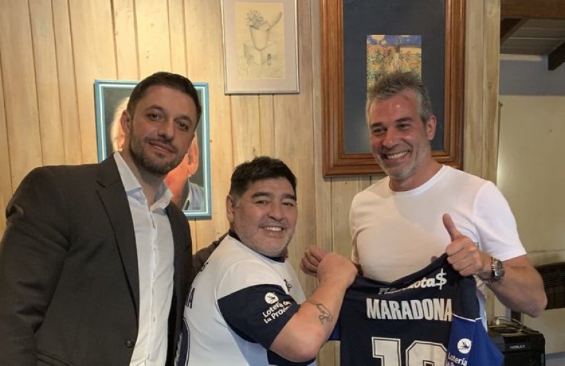 Es oficial: Maradona firmó y será el nuevo técnico de Gimnasia de La Plata