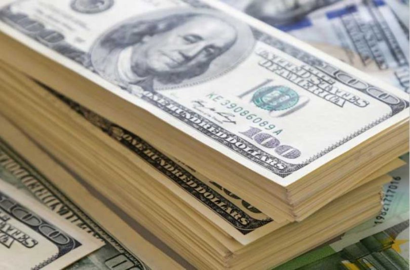 El dólar bajó a $58,02 y en la semana cayó 6,46%