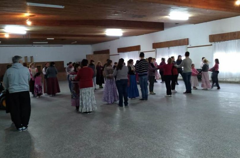 Taller de Danzas Folclóricas  Tradicionales en Cacharí