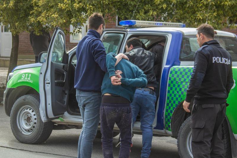 Robos a comercios: luego de una persecución aprehendieron a cuatro sospechosos