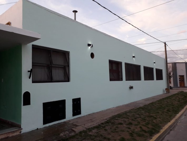 Los ex alumnos de la Escuela Nro. 13 pintaron el frente del establecimiento