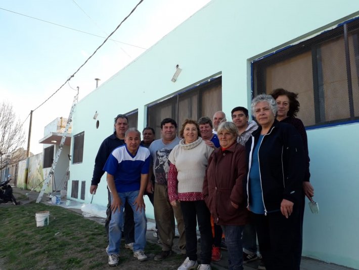 Los ex alumnos de la Escuela Nro. 13 pintaron el frente del establecimiento