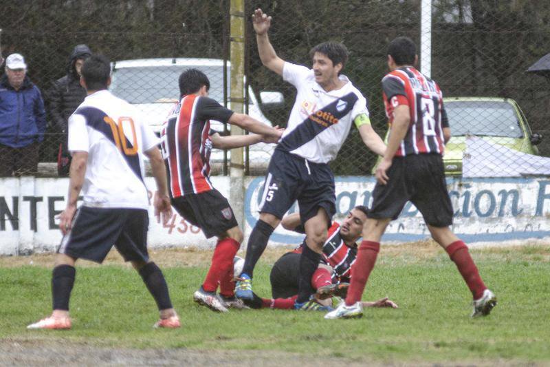 A Chacarita le bastó con una ráfaga de fútbol