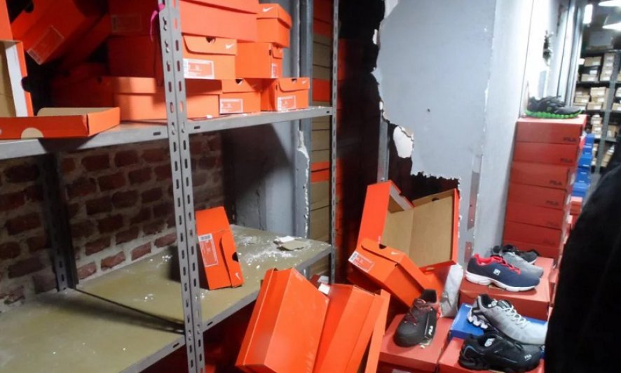 Mar del Plata: hacen un boquete y roban 50 pares de zapatillas en casa de deportes