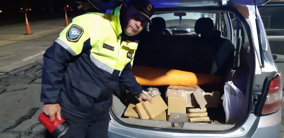 Viajaban por la ruta 2 con un nene de 3 años y veinte kilos de marihuana en el baúl