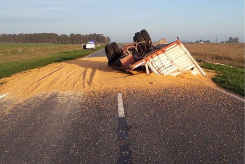 Un camionero borracho perdió el acoplado del vehículo y volcó