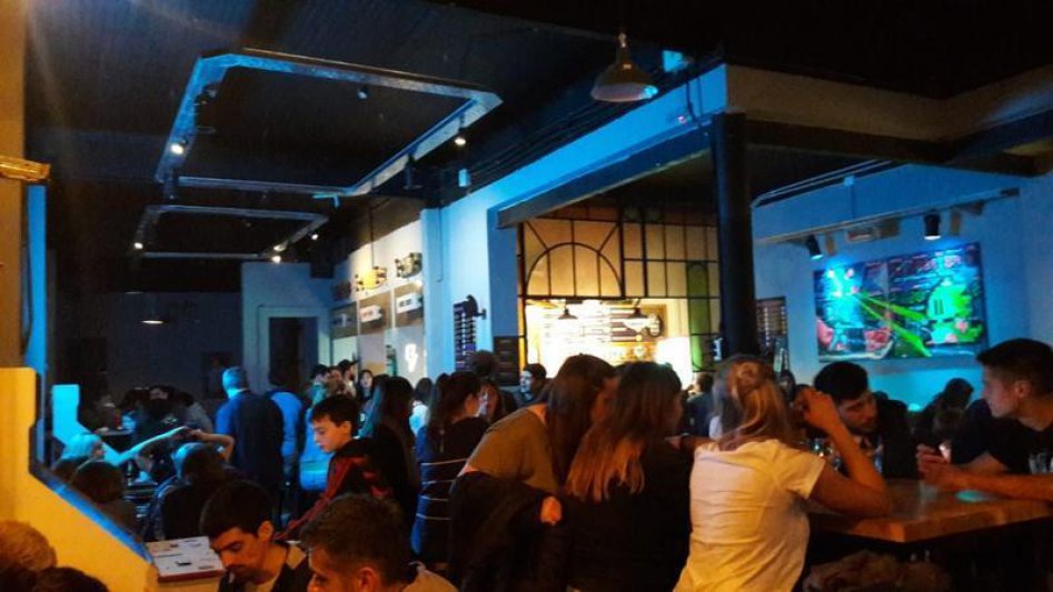 Asomó un nuevo y relajado  Lugar: Murdock Arcade Bar