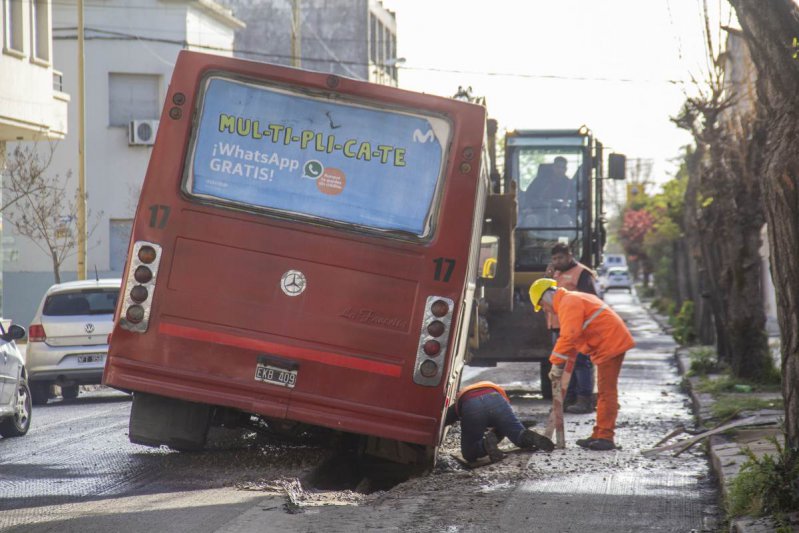 Una ambulancia y un colectivo de línea, "atrapados" en la calle 