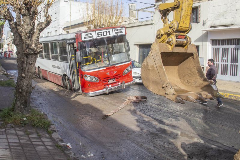 Una ambulancia y un colectivo de línea, "atrapados" en la calle 