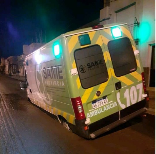 Una ambulancia y un colectivo de línea, "atrapados" en la calle 