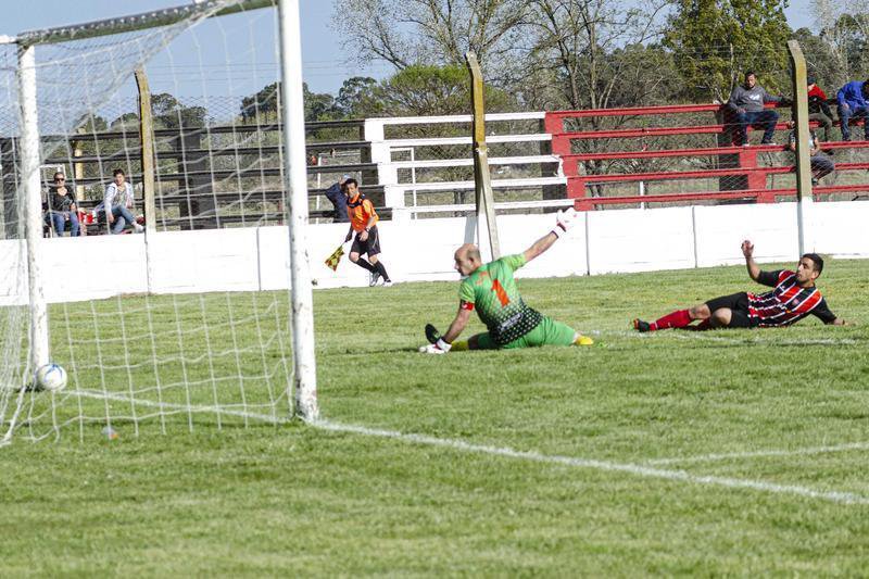 Alumni y Chacarita, los punteros 