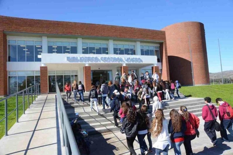 UNICEN supera los 20 mil graduados y  consolida acciones hacia 20 municipios