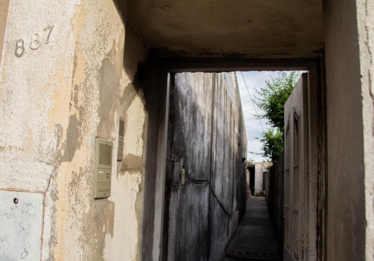 Delincuente sustrajo unos seis mil pesos de una  casa donde una joven estaba con su pequeña hija