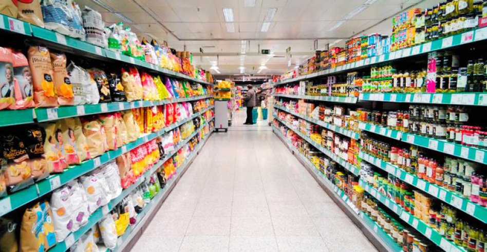 Las ventas en supermercados cayeron 7,3% y en shoppings 6,7% en agosto