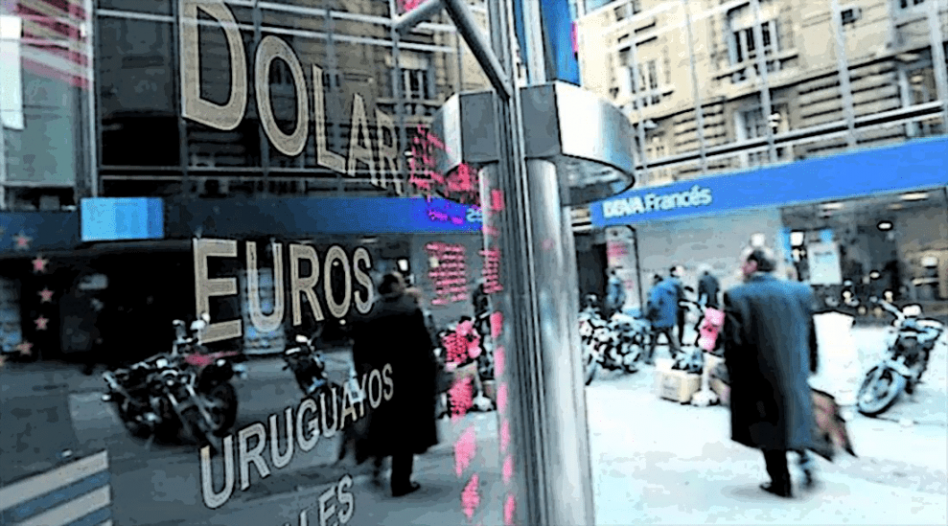Tras endurecimiento del cepo, el dólar oficial bajó pero se disparan los paralelos