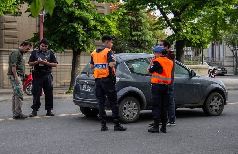 Una menor fue atropellada por un auto frente a la Escuela Normal 