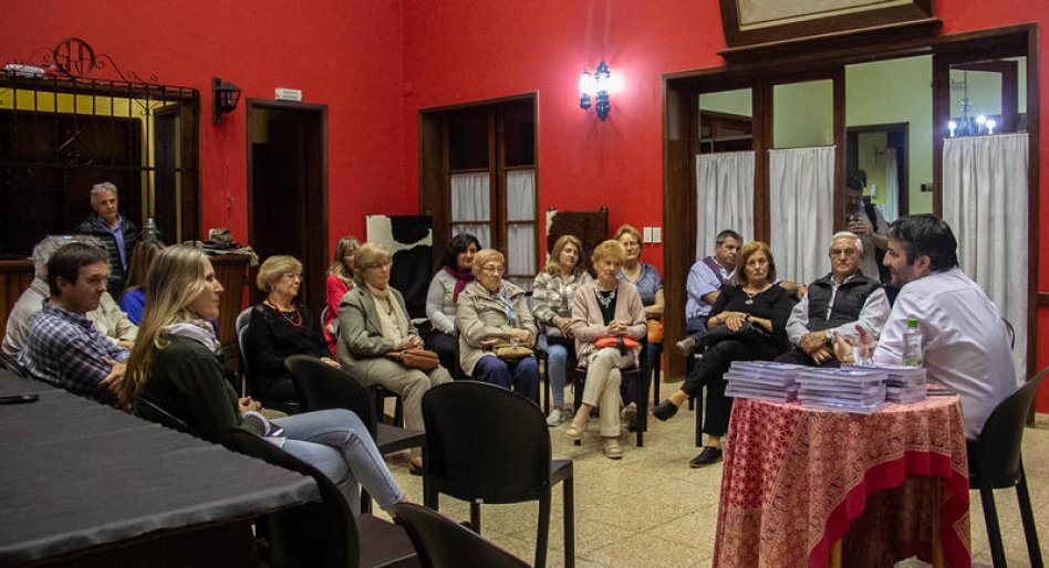 Entregaron ejemplares de "El corazón de  Azul" a establecimientos educativos locales