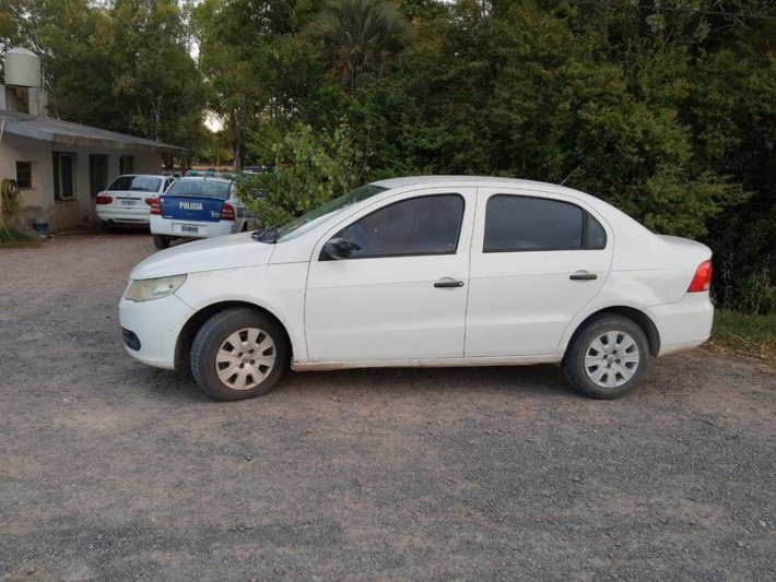 Realizaban maniobras peligrosas con  un auto en la ruta y fueron arrestados 
