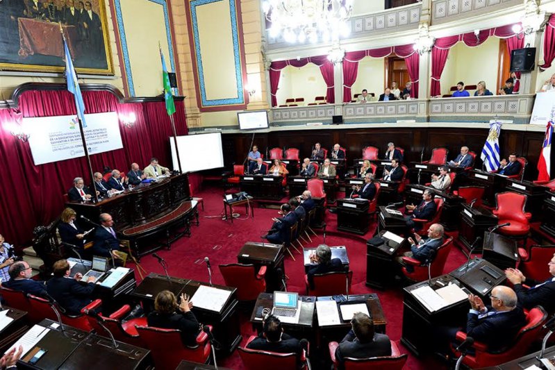 Con muchas dudas y tensiones, buscan definir el reparto de poder en la Legislatura