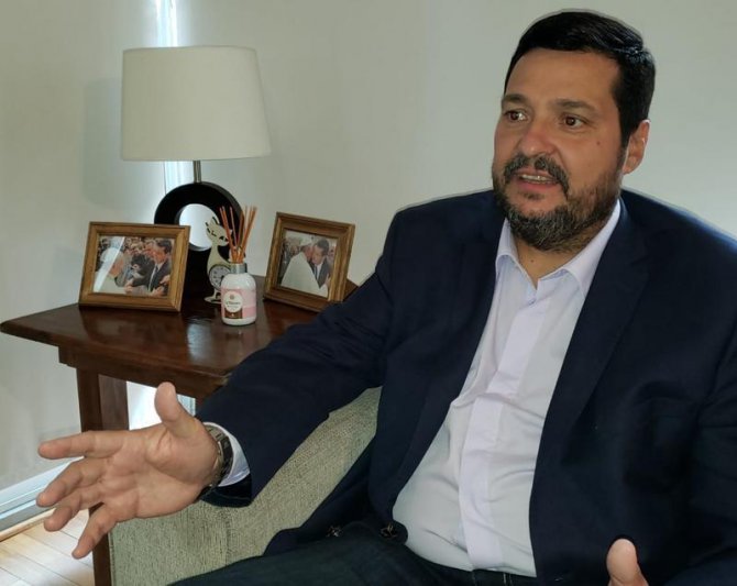 "Esta persona no es funcionario,  es un empleado municipal"