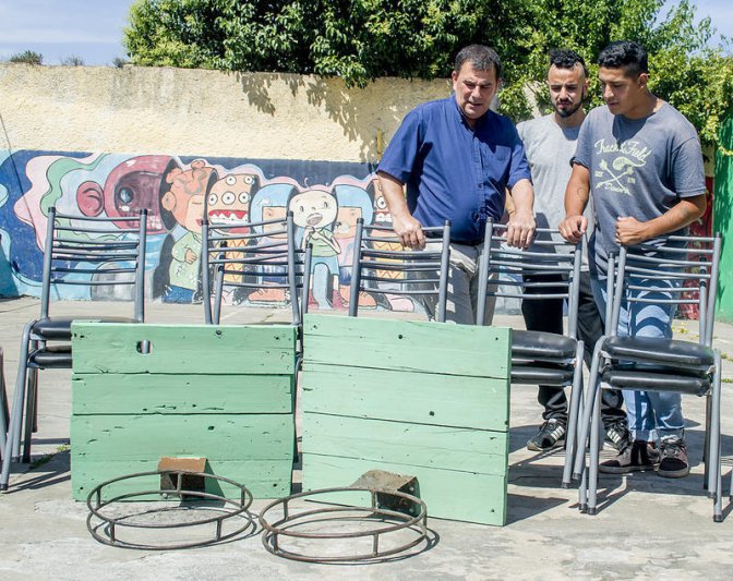 Jóvenes del programa Envión  repararon mobiliario de Casa del Niño
