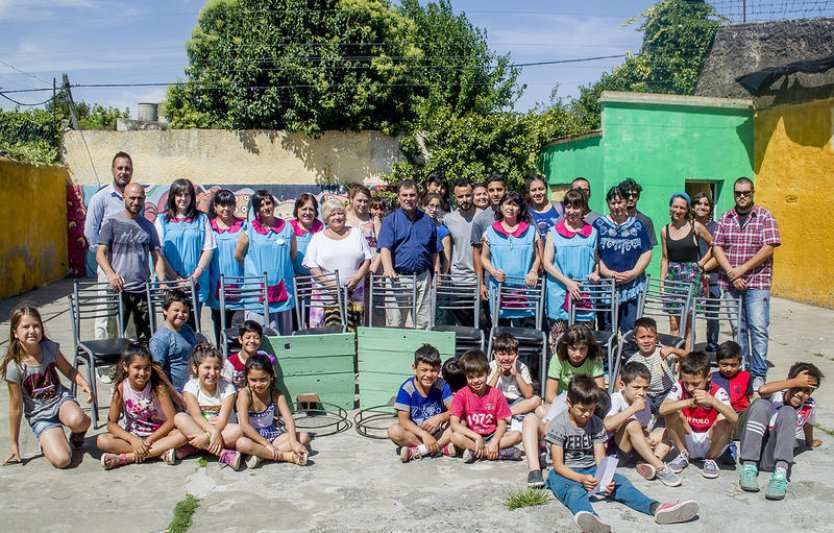 Jóvenes del programa Envión  repararon mobiliario de Casa del Niño