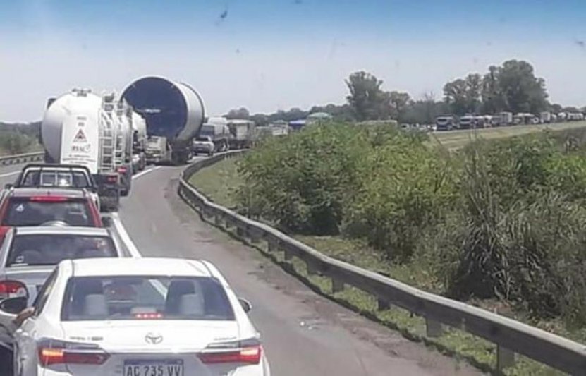 Sigue cortado el puente del Río Salado