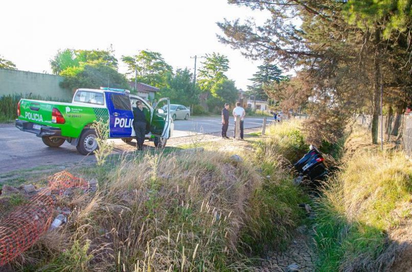 Un auto se despistó y fue a parar a un zanjón