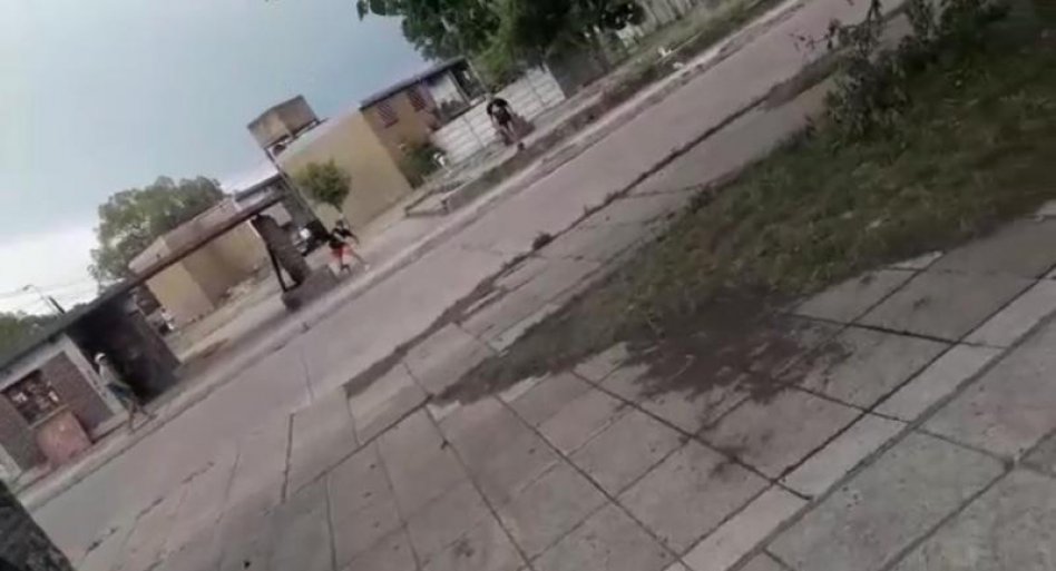 A raíz de un incidente de tránsito se originó un enfrentamiento entre un grupo de hombres y la policía