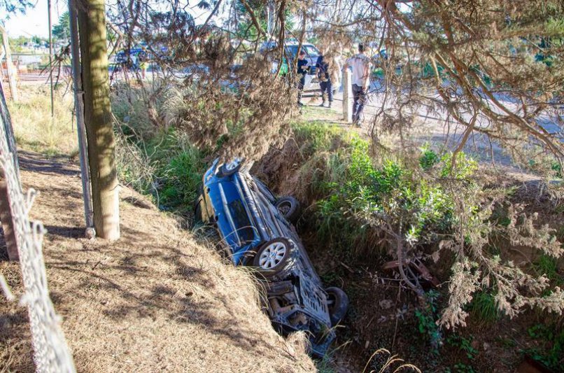 Un auto se despistó y fue a parar a un zanjón