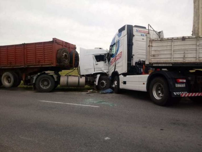  Accidente entre dos camiones a diez kilómetros del ingreso a Tapalqué