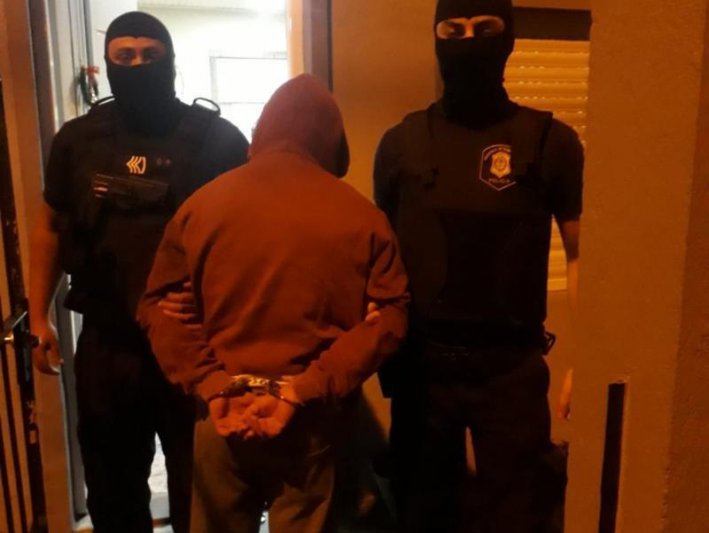 Un hombre fue aprehendido: en su casa  la Policía incautó cocaína y una carabina