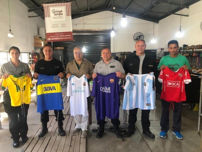 Internos de la cárcel de Azul transformaron  camisetas de fútbol en batas hospitalarias