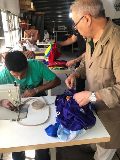 Internos de la cárcel de Azul transformaron  camisetas de fútbol en batas hospitalarias