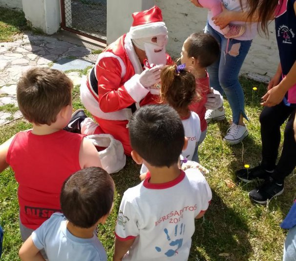 Papá Noel visitó a los  niños del Jardín Ardillitas