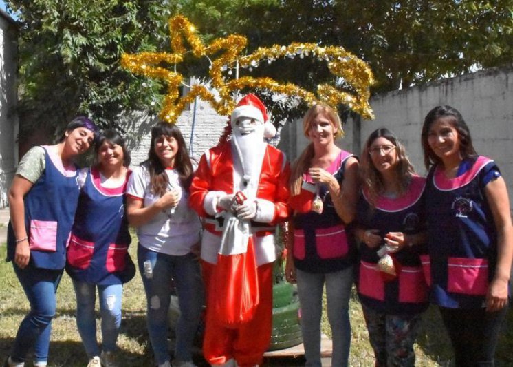 Papá Noel visitó a los  niños del Jardín Ardillitas