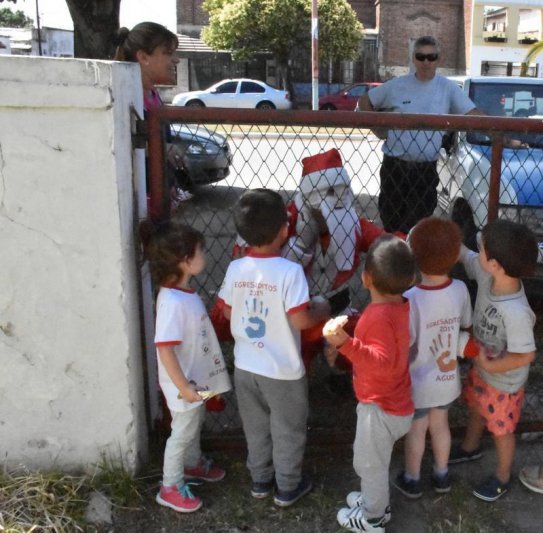 Papá Noel visitó a los  niños del Jardín Ardillitas