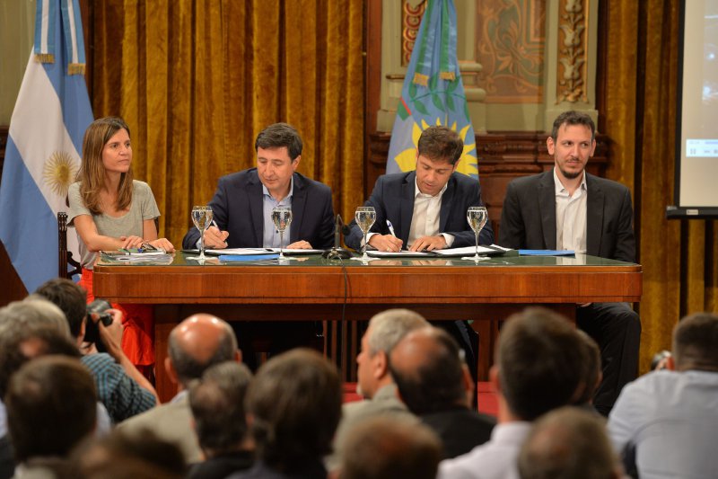 Kicillof firmó el convenio contra el hambre y lanzó la tarjeta alimentaria