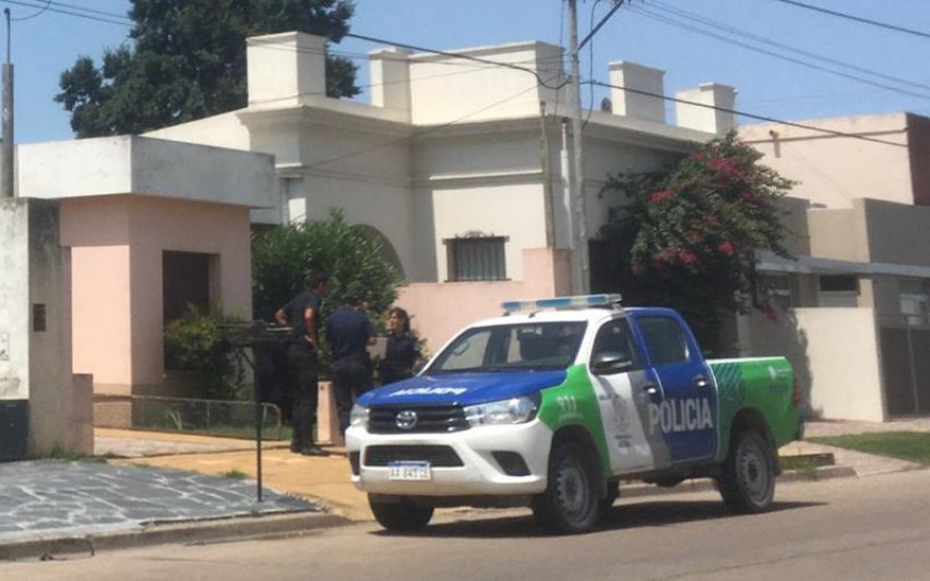 Una mujer fue encontrada sin vida en el patio de su casa