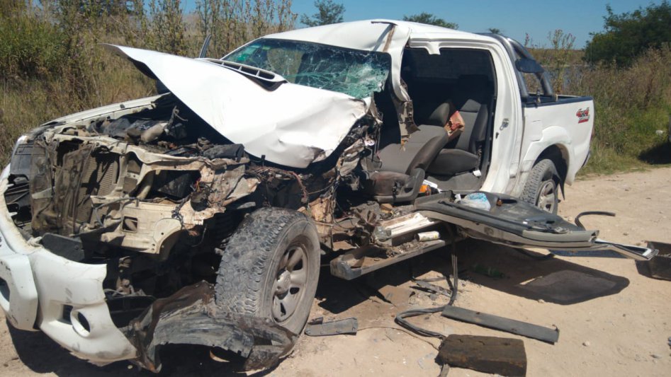 Violento choque en camino rural