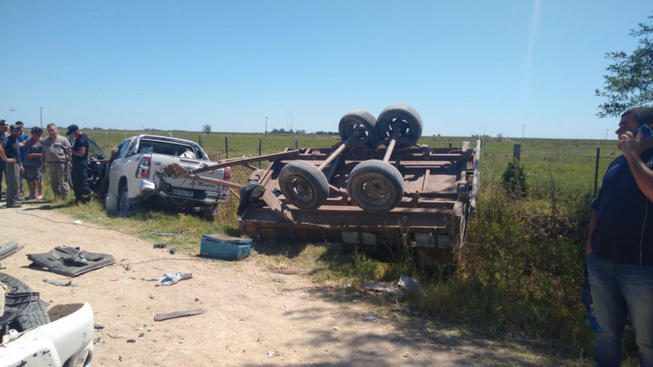 Violento choque en camino rural