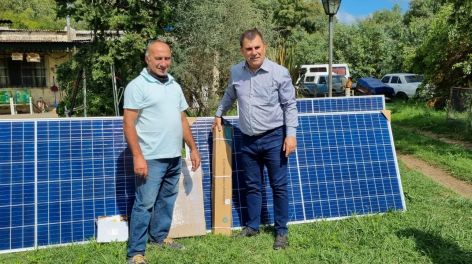 El intendente Hernán Bertellys entregó herramientas a un emprendedor azuleño