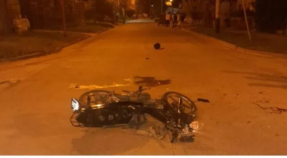Iba en moto, chocó contra un patrullero y seguía internado