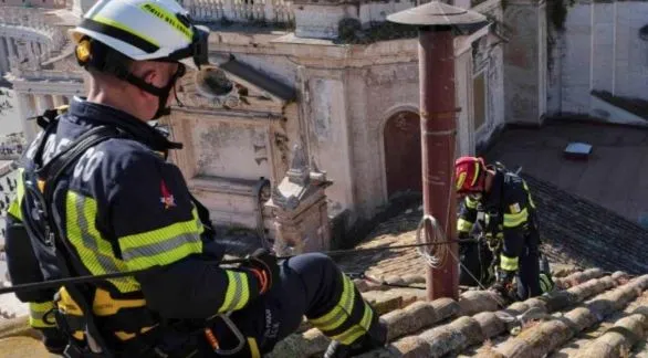 El Vaticano ya instaló la chimenea en la Capilla Sixtina para el cónclave