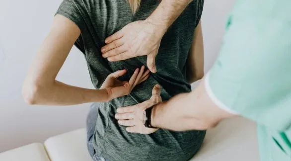 Cuidado con el dolor de espalda persistente: puede ser espondiloartritis axial