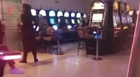 Insólito: una mujer murió en un bingo de Mar del Plata, taparon el cuerpo con una sábana y siguieron jugando