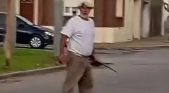 Portaba un arma de fuego y le pegó una trompada a un menor