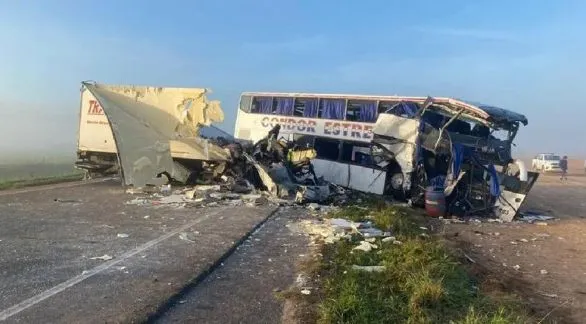 El choque en la Ruta 3 entre un colectivo y un   camión: una de las víctimas fatales era de Azul 
